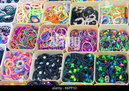 Buntes Gummiband clinchen Korb. Stockfoto