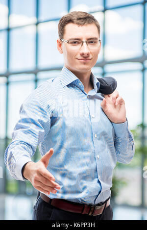 Ein Mann im Anzug hält seine Hand für Begrüßungen, Schießen im Büro Stockfoto