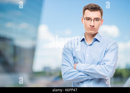Geschäftsmann in Gläser junge und sehr erfolgreiche, im Büro Stockfoto