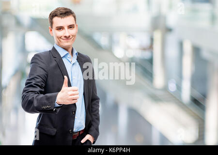 Lächelnden jungen männlichen Business Executive im Büro portrait Stockfoto
