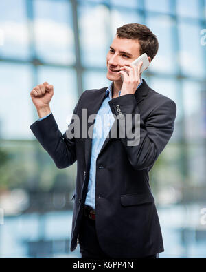 Erfolgreiche Unternehmen am Telefon, Geschäftsmann im Anzug das Telefonieren mit einem Partner im Büro Stockfoto