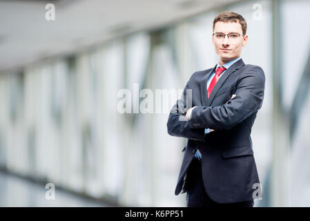 Zuversichtlich, dass Manager in Klage gegen im Amt posing Stockfoto