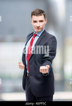 Porträt eines erfolgreichen Unternehmer Boxen im Büro in einem Anzug Stockfoto