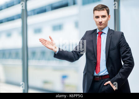 Junge Unternehmer seine Hand auf etwas im Büro Stockfoto