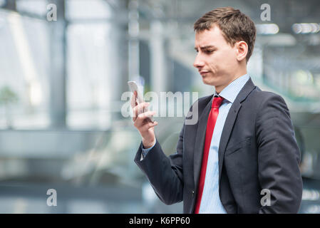 Nachdenklich Boss mit Telefon in der Hand Stockfoto
