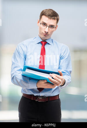 Vertikale Portrait von chief accountant mit Ordner im Büro Stockfoto
