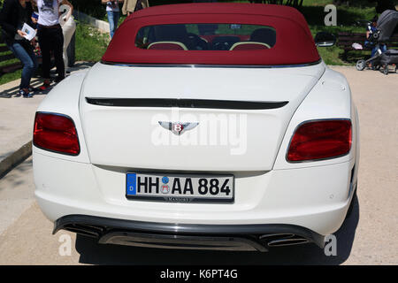 Nizza, Frankreich - 15. Mai 2016: Weiße Continental GT Mansory geparkt Vor der Schöne Orthodoxe Kirche Stockfoto