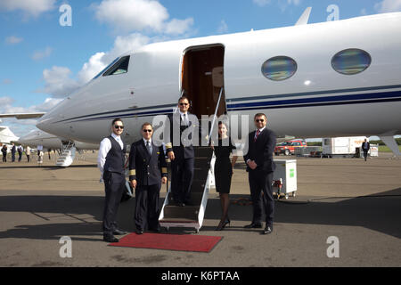 Mannschaft stand auf dem Flugzeug, die bei der Air Charter Expo 2017 am Flughafen London Biggin Hill Stockfoto