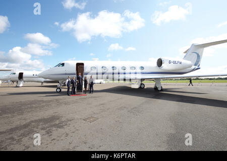 Mannschaft stand auf dem Flugzeug, die bei der Air Charter Expo 2017 am Flughafen London Biggin Hill Stockfoto