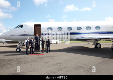 Mannschaft stand auf dem Flugzeug, die bei der Air Charter Expo 2017 am Flughafen London Biggin Hill Stockfoto