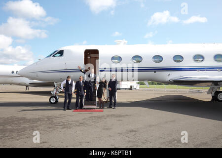 Mannschaft stand auf dem Flugzeug, die bei der Air Charter Expo 2017 am Flughafen London Biggin Hill Stockfoto