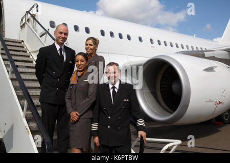 Mannschaft stand auf dem Flugzeug, die bei der Air Charter Expo 2017 am Flughafen London Biggin Hill Stockfoto