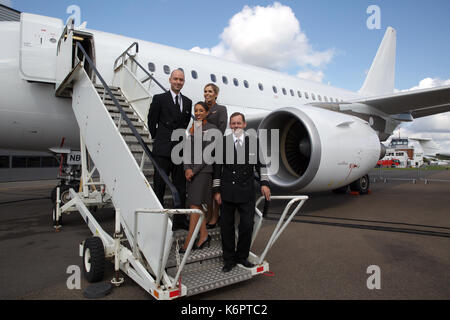 Mannschaft stand auf dem Flugzeug, die bei der Air Charter Expo 2017 am Flughafen London Biggin Hill Stockfoto