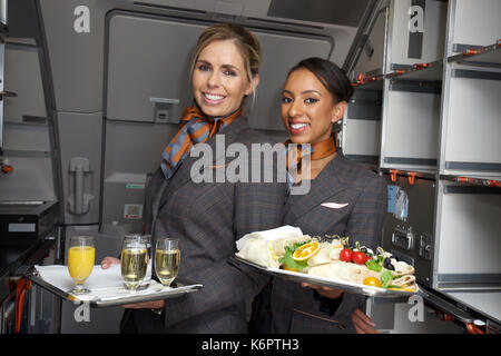 Der Steward an Bord eines Flugzeugs in der Air Charter Expo 2017 am Flughafen London Biggin Hill Stockfoto