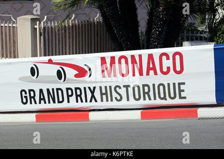 Monte Carlo, Monaco - 18. Mai 2016: rote und weiße Monaco Grand Prix Historique Namensschild in Monte-Carlo, Monaco Stockfoto