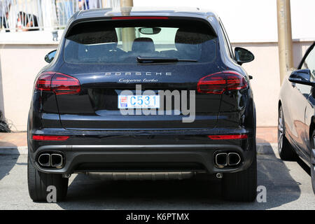 Monte Carlo, Monaco - 18. Mai 2016: Luxus schwarzen SUV Porsche Cayenne Turbo geparkt Vor dem Fairmont Monte Carlo Hotel Stockfoto