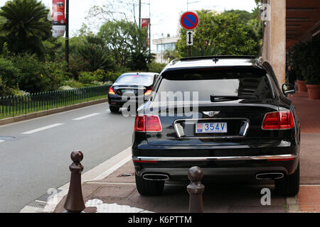 Monte Carlo, Monaco - 18. Mai 2016: Schwarz Bentley Bentayga, luxuriösen SUV (Rückansicht) Die Stadt Straße in Monaco, Französische Riviera Stockfoto