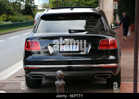 Monte Carlo, Monaco - 18. Mai 2016: Schwarz Bentley Bentayga, luxuriösen SUV (Rückansicht) Die Stadt Straße in Monaco, Französische Riviera Stockfoto