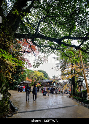 Kyoto, Japan - 19.November 2016. Menschen besuchen Gion Alte Straße in Kyoto, Japan. Kyoto diente als Japan Hauptstadt und Residenz der Kaiser von 794 bis 1868 Stockfoto