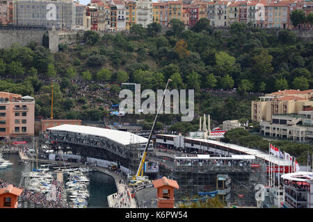 La Condamine, Monaco - 28. Mai 2016: viele Zuschauer auf den Tribünen und Leute auf Yachten für den Monaco Formel 1-Grand Prix 2016 Stockfoto