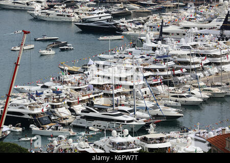 La Condamine, Monaco - 28. Mai 2016: Luxus Yachten im Hafen Port Hercule für den Formel 1 Grand Prix Monaco 2016 geparkt Stockfoto