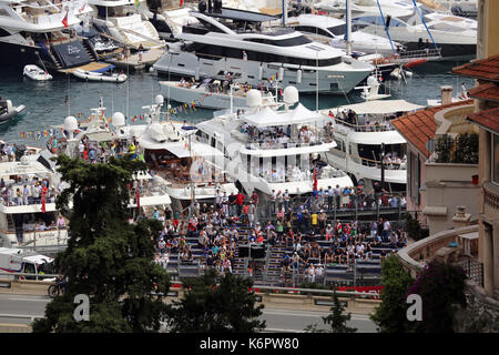 La Condamine, Monaco - 28. Mai 2016: viele Zuschauer auf den Tribünen und Leute auf Yachten für den Monaco Formel 1-Grand Prix 2016 Stockfoto