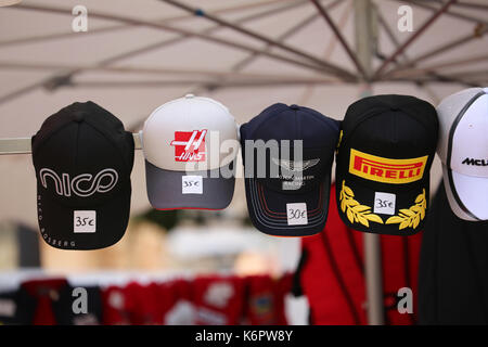 Monte Carlo, Monaco - 28. Mai 2016: Viele verschiedene Verschlüsse der berühmten Formel-1-Team für den Verkauf während des Formel 1 Grand Prix Monaco 2016 Stockfoto