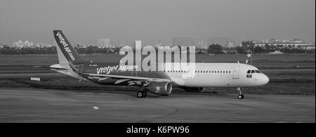 Singapur - Dec 14, 2015. Eine Vietjet Flugzeug auf der Startbahn auf dem internationalen Flughafen Changi in Singapur. Changi ist einer der größten Transport h Stockfoto