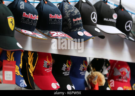 Monte Carlo, Monaco - 28. Mai 2016: Viele verschiedene Verschlüsse der berühmten Formel-1-Team für den Verkauf während des Formel 1 Grand Prix Monaco 2016 Stockfoto