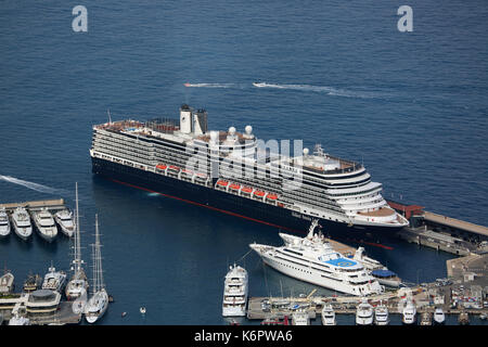 Monte Carlo, Monaco - Juni 1, 2016: Luftaufnahme der ms Eurodam Signatur Kreuzfahrtschiff (Holland America Line) und andere Luxusyachten im Hafen Port Hercule in Stockfoto