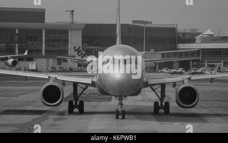 Singapur - Dec 14, 2015. Ein ziviles Flugzeug auf der Startbahn auf dem internationalen Flughafen Changi in Singapur. Changi ist einer der größten Verkehrsknotenpunkt Stockfoto