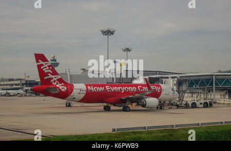 Singapur - Dec 14, 2015. Ein AirAsia Flugzeug am internationalen Flughafen Changi in Singapur. Changi ist einer der größten Transport hu Stockfoto