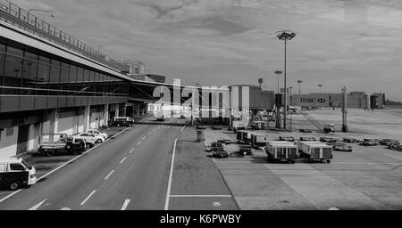 Singapur - Dec 14, 2015. Die Fahrzeuge am Internationalen Flughafen Changi in Singapur. Changi ist einer der größten Verkehrsknotenpunkte im Südosten Asi Stockfoto