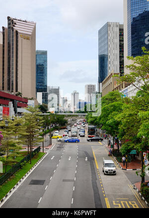 Singapur - Dec 14, 2015. Autos, die auf der Straße in Chinatown, Singapur. Singapur ist ein souveräner Stadtstaat in Südostasien, und die Welt ist nur Stockfoto