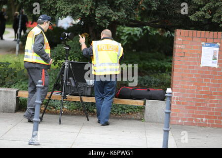 Berlin, Deutschland. September 2017. Nach einer Leiche am vergangenen Freitag im Park in Berlin-Steglitz arbeiten Polizei und Kriminaltechnik auf dem Gelände der Schwartzschen-Villa in der Grunewaldstraße. Quelle: Simone Kuhlmey/Pacific Press/Alamy Live News Stockfoto