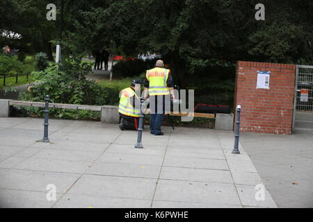 Berlin, Deutschland. September 2017. Nach einer Leiche am vergangenen Freitag im Park in Berlin-Steglitz arbeiten Polizei und Kriminaltechnik auf dem Gelände der Schwartzschen-Villa in der Grunewaldstraße. Quelle: Simone Kuhlmey/Pacific Press/Alamy Live News Stockfoto