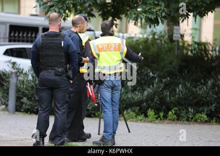 Berlin, Deutschland. September 2017. Nach einer Leiche am vergangenen Freitag im Park in Berlin-Steglitz arbeiten Polizei und Kriminaltechnik auf dem Gelände der Schwartzschen-Villa in der Grunewaldstraße. Quelle: Simone Kuhlmey/Pacific Press/Alamy Live News Stockfoto