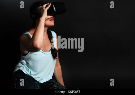 Frau trägt virtual-Reality-Kopfhörer Stockfoto