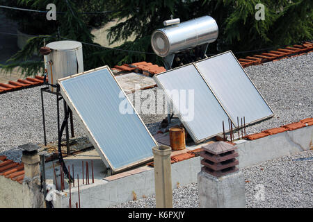 Solarzellen auf dem Dach eines Hauses in Griechenland Stockfoto