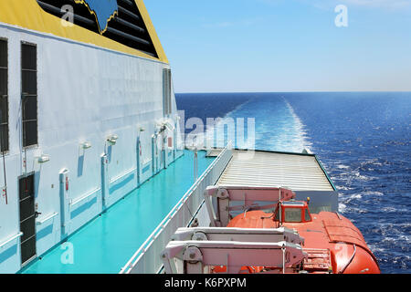 Igoumenitsa, Griechenland - August 3, 2016: Fähre Deck mit Leben Boote des hellenischen Geistes Fähre, Anek Unternehmen. Anek Lines ist die groesste Sh Stockfoto