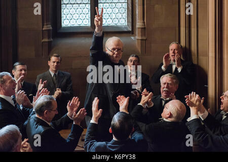 RELEASE DATE: November 22, 2017 TITEL: Darkest Hour STUDIO: Focus Features Regie: Joe Wright PLOT: Während der frühen Tage des Zweiten Weltkriegs, das Schicksal der westlichen Europa hängt an der neu ernannte der britische Premierminister Winston Churchill, der entscheiden muss, ob mit Hitler zu verhandeln oder gegen unglaubliche Chancen kämpfen. STARRING: GARY OLDMAN als Winston Churchill. (Bild: © Focus Features/Entertainment Bilder) Stockfoto