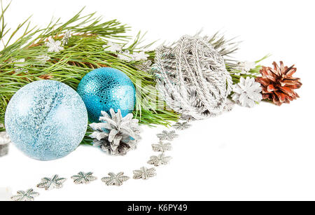 Weihnachten Zusammensetzung mit Fir Tree Branch, schöne silberne Kugel und Kegel silber Stockfoto