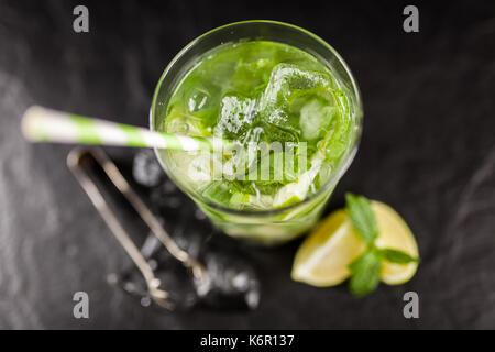 Mojito cocktail auf dunklem Hintergrund Stockfoto