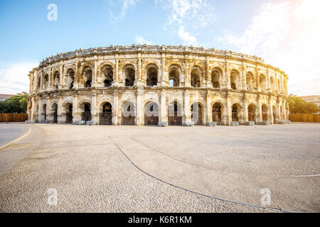 Morgen Blick auf das römische Amphitheater im Zentrum der Stadt Nimes in Frankreich Stockfoto