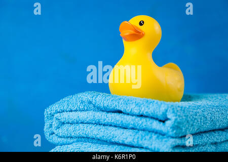 Weiche blaue Handtücher und eine Spielzeug-Ente Stockfoto