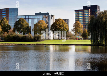 Office Park mit Bäumen und Wasser Stockfoto