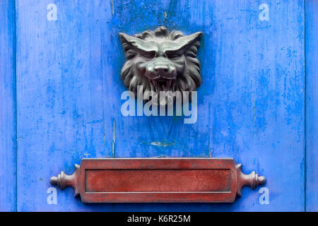 Metall doorknocker und Red Letter Box auf einem blauen Holztür Stockfoto