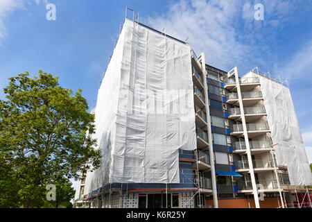 Gerüst mit Sicherheitsnetze bei der Renovierung einer Wohnung Gebäude in den Niederlanden Stockfoto