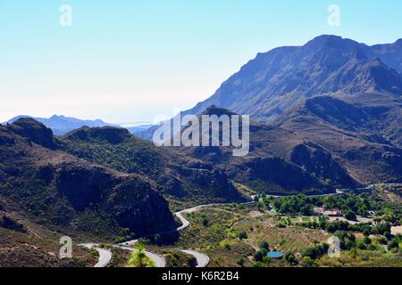 Blick auf den Gran Canaria berge Tal mit kurvigen Straße. Stockfoto