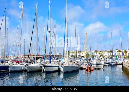 Boote im Hafen von Puero de Mogan auf Gran Canaria. Stockfoto